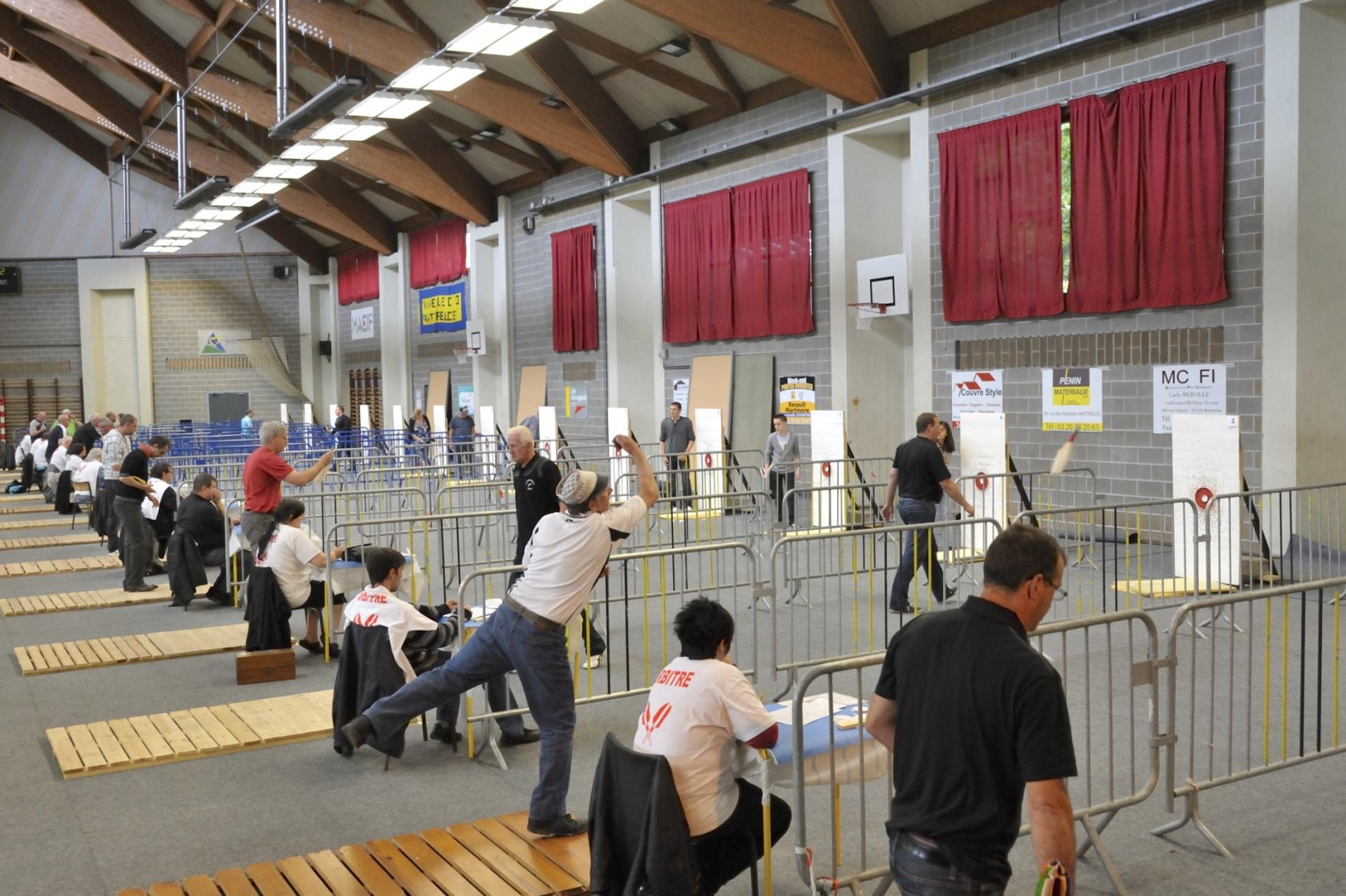 Une compétition de javelot-tir sur cible.