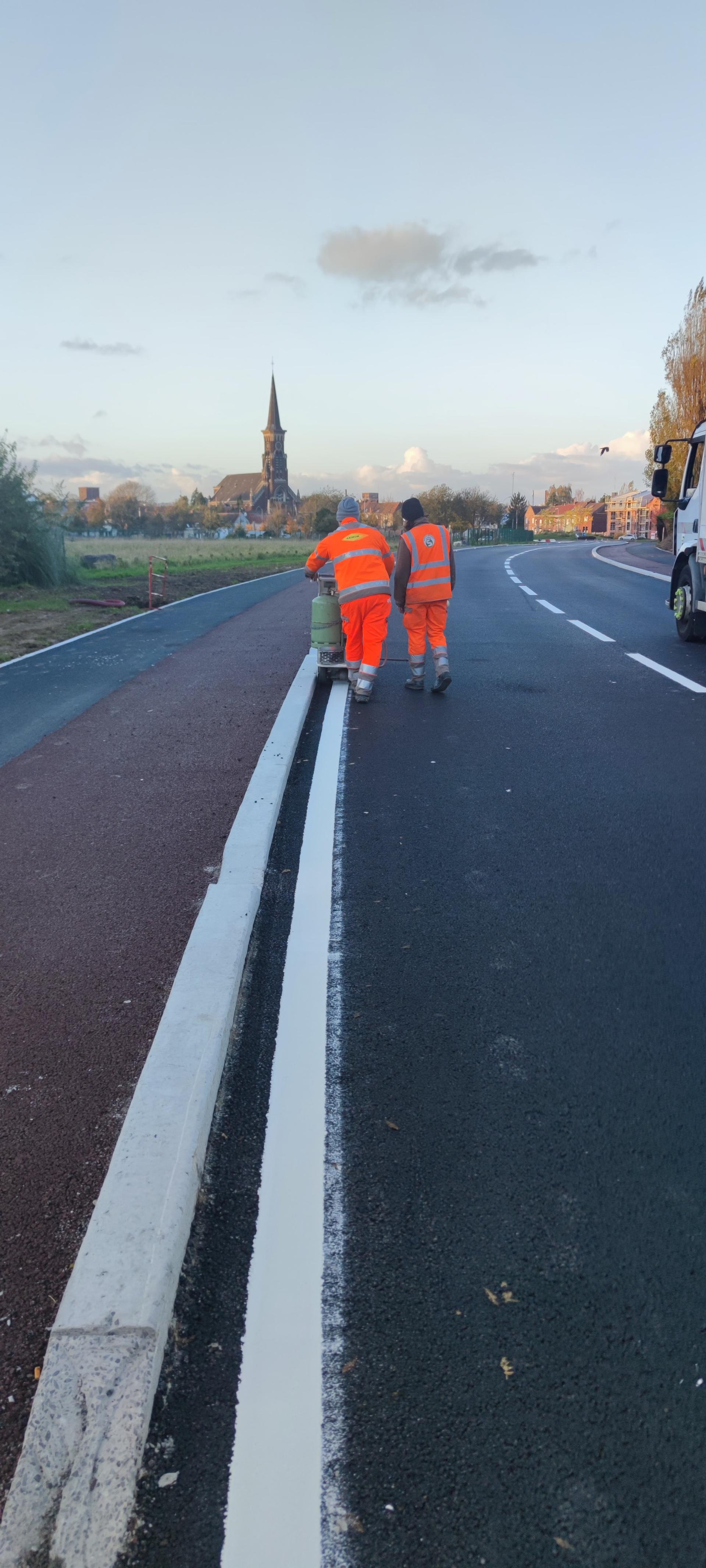 Pistes cyclables et bandes piétonnes ont été matérialisées de chaque côté du boulevard Saint-Ghislain.